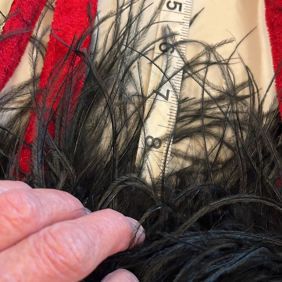 Red Novelty Shoulder Handbag. 2 Very Chic Ladies on front with feathers - Picture 4 of 10